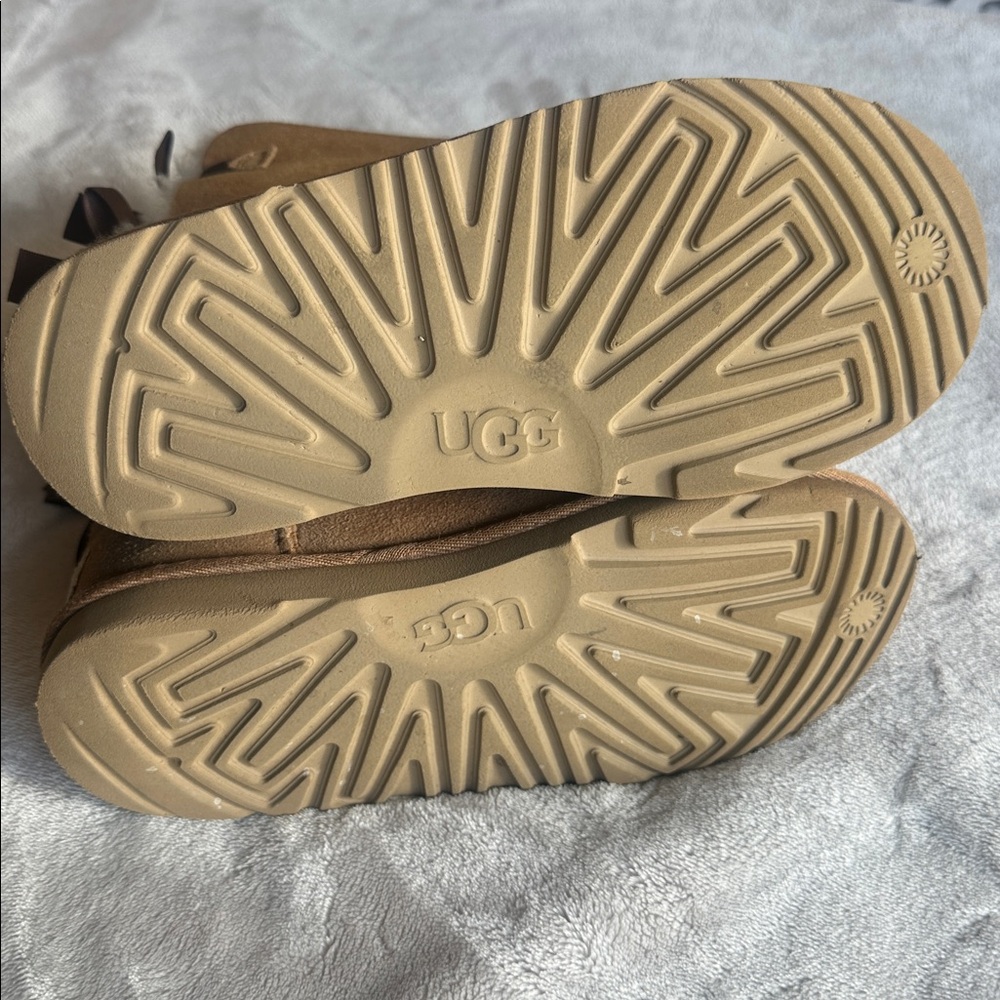 Youth/Kids Ugg Bailey Bow II Boot - Picture 10 of 10